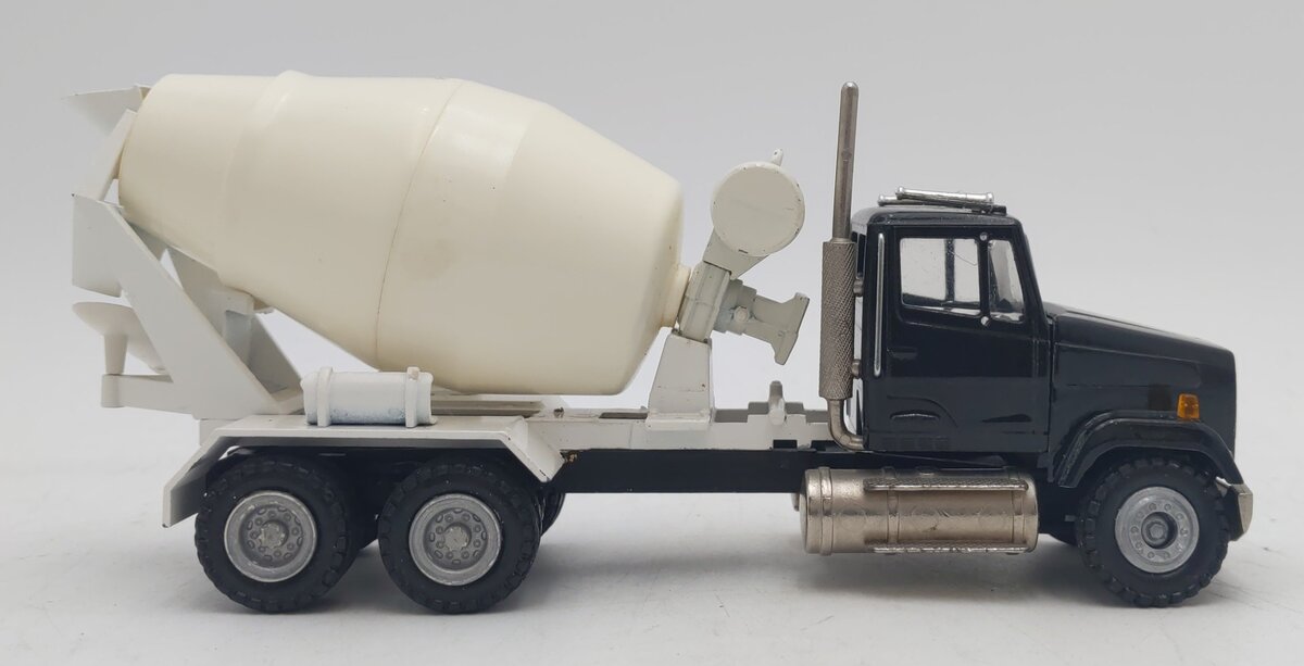 Conrad 1:50 Die-Cast Black International 5600 Mixer Truck EX