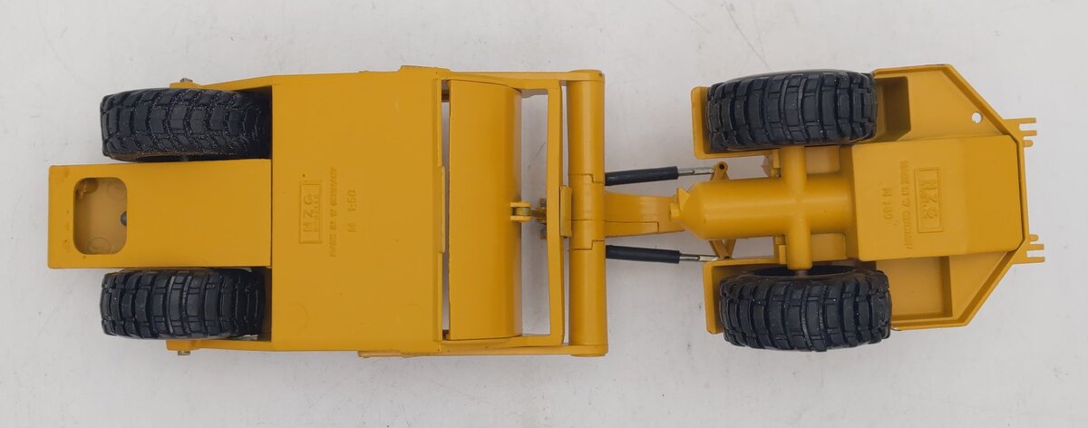 NZG 260 1:50 Caterpillar 615C Wheel Tractor w/Elevating Scraper VG/Box