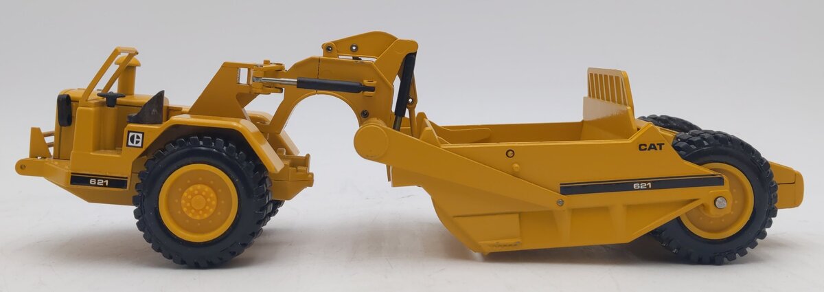 NZG 260 1:50 Caterpillar 615C Wheel Tractor w/Elevating Scraper VG/Box