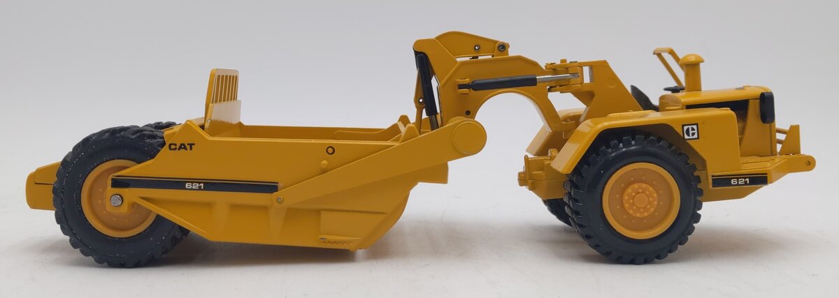 NZG 260 1:50 Caterpillar 615C Wheel Tractor w/Elevating Scraper VG/Box