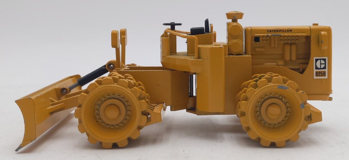 NZG 135 1:50 Die-Cast Caterpillar 825B Compactor VG/Box