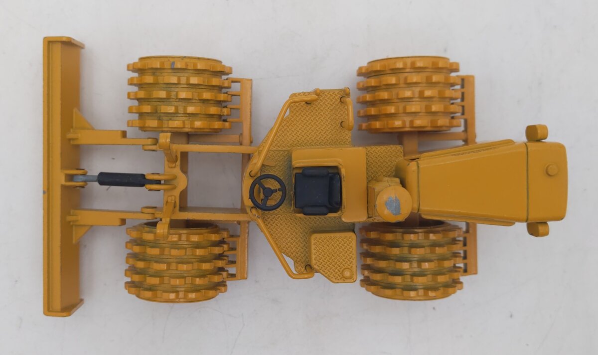 NZG 135 1:50 Die-Cast Caterpillar 825B Compactor VG/Box