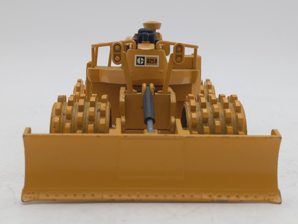 NZG 135 1:50 Die-Cast Caterpillar 825B Compactor VG/Box
