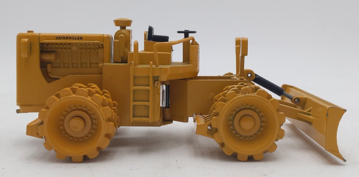 NZG 135 1:50 Die-Cast Caterpillar 825B Compactor VG/Box