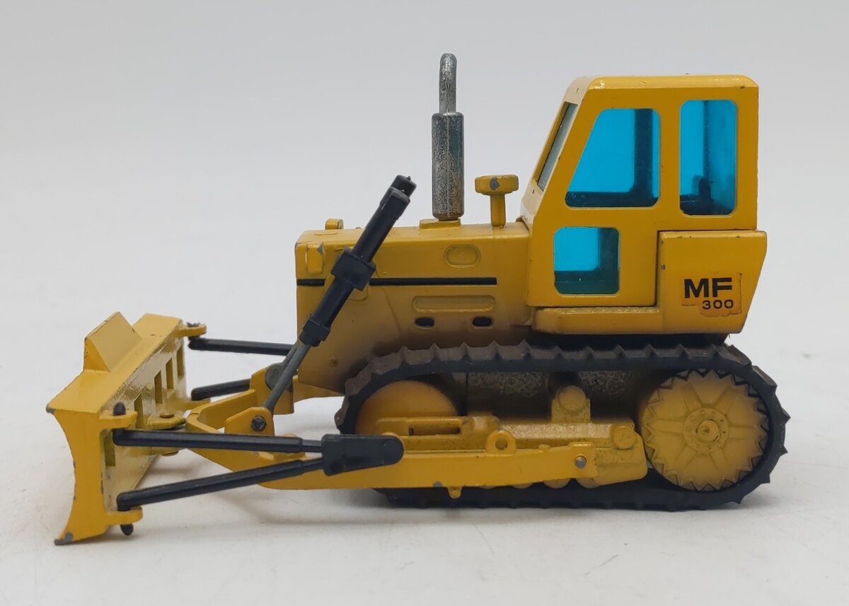 NZG 1:50 Die-Cast Massey Ferguson MF 300 Dozer VG
