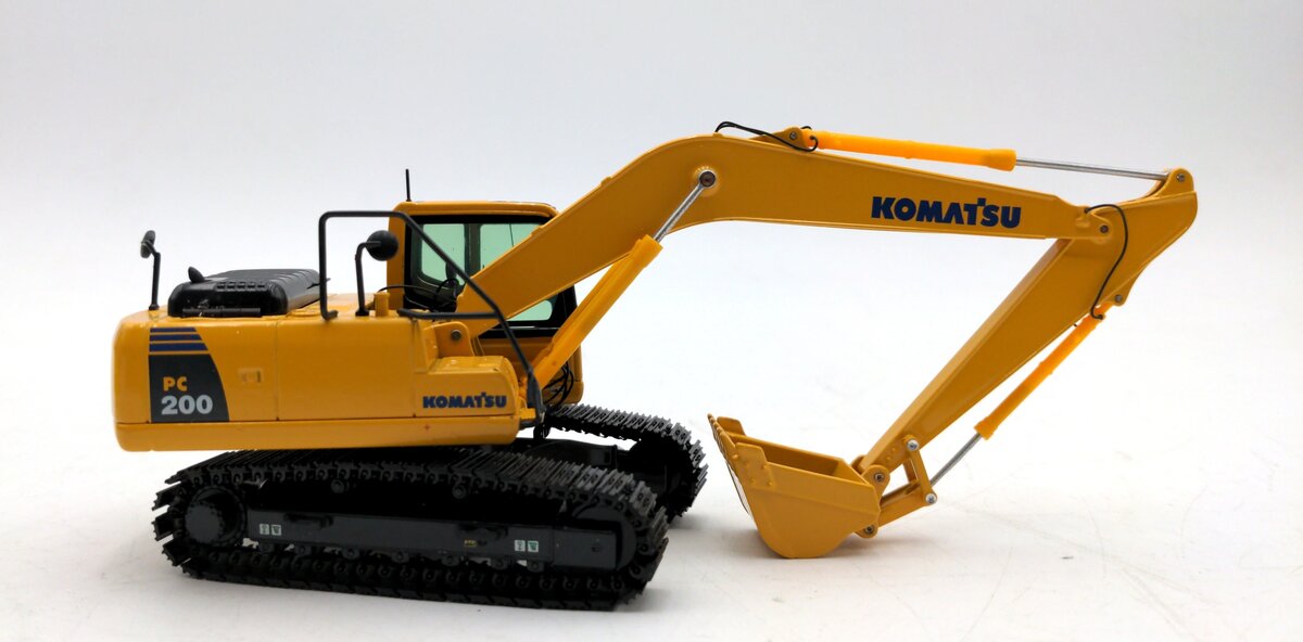 NZG 632 1:50 Scale PC200-8 Komat'su Excavator NIB