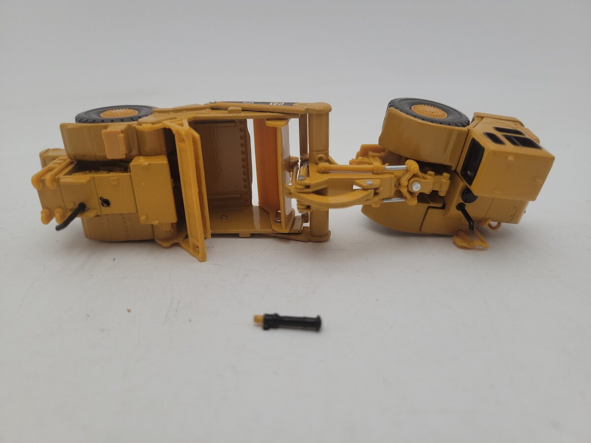 Norscot 55134 1:87 Scale Yellow Caterpillar(R) 627G Wheel Tractor Scraper EX/Box