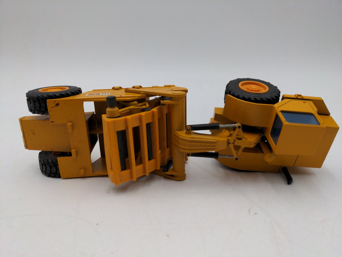 NZG 260 1:50 Scale Diecast Caterpillar 615 Elevating Scraper VG/Box