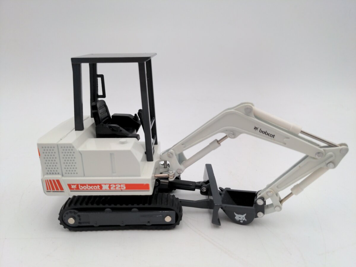 Bobcat 225 1:25 Scale Hydraulic Excavator Diecast Model EX/Box