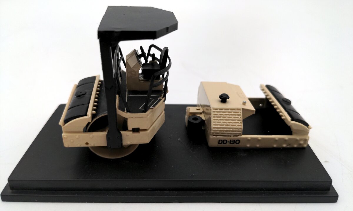 Ingersoll-Rand DD-130 1:72 Asphalt Paver/Box