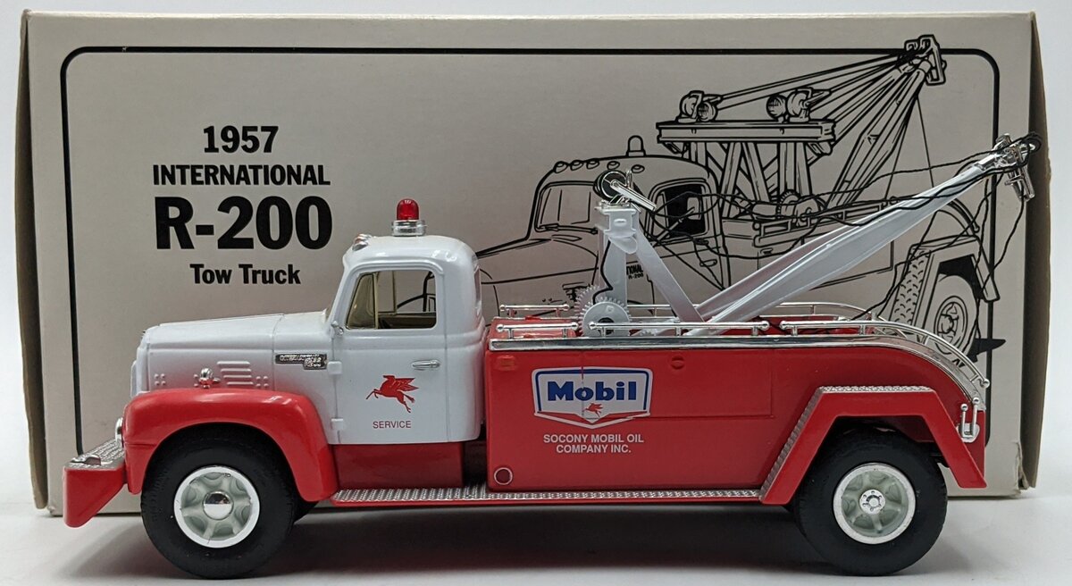 First Gear 19-1173 1:34 Diecast International 1957 R-200 Tow Truck Mobil Service NIB