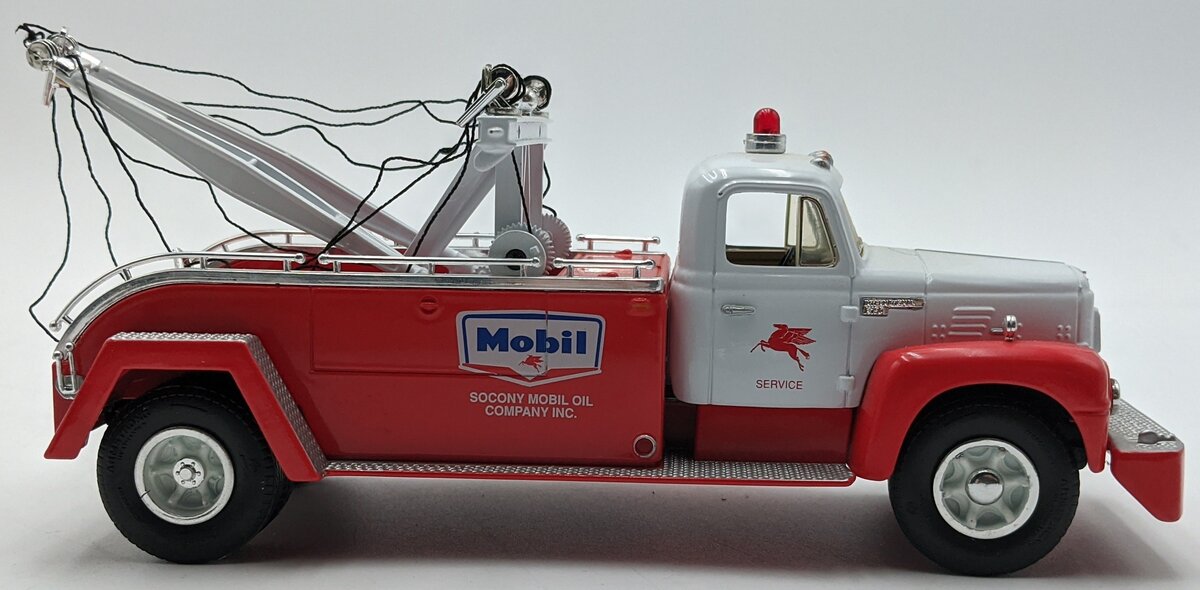 First Gear 19-1173 1:34 Diecast International 1957 R-200 Tow Truck Mobil Service NIB