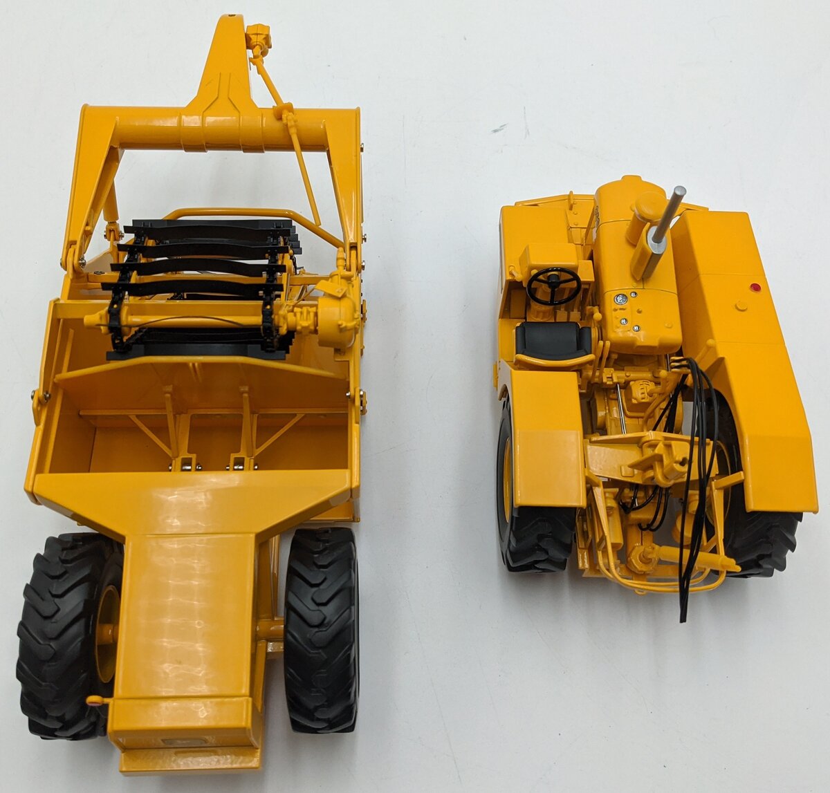 Reuhl JD840 1:24 Diecast John Deere 840 w/ 400 Elevating Scraper NIB