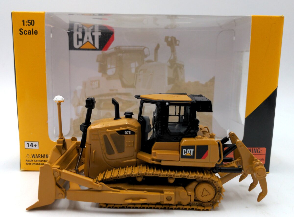 Norscot 55224 1:50 Diecast Caterpillar D7E Track-Type Tractor W/Electric Drive NIB