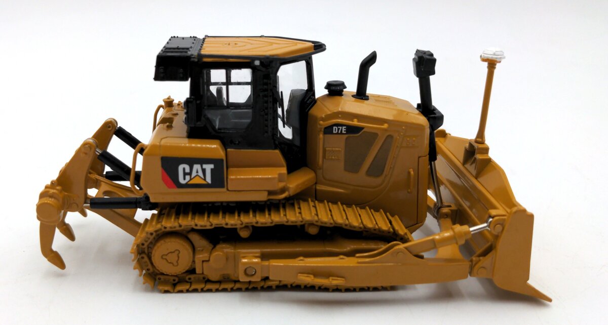 Norscot 55224 1:50 Diecast Caterpillar D7E Track-Type Tractor W/Electric Drive NIB