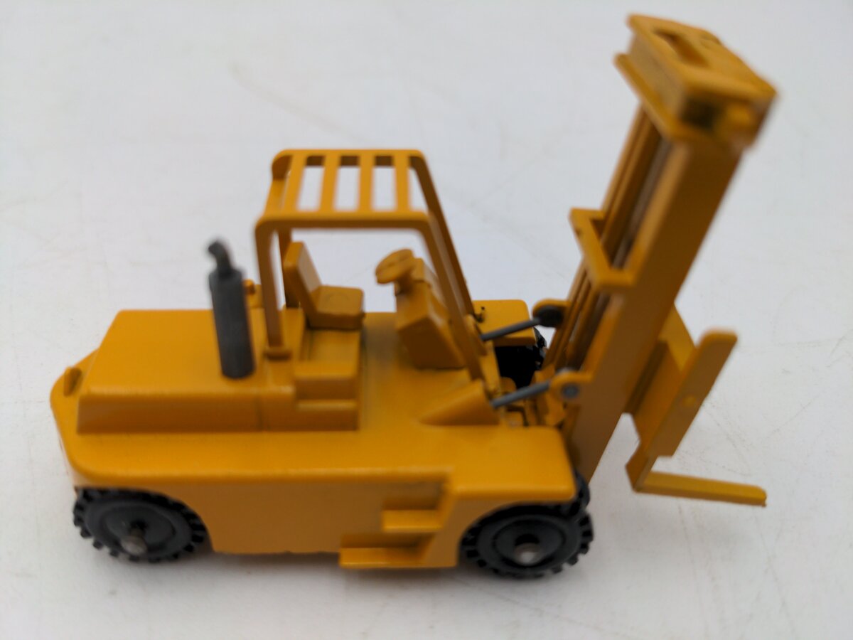 NZG 124 1:87 Scale Diecast CAT B25 Lift Truck EX/Box