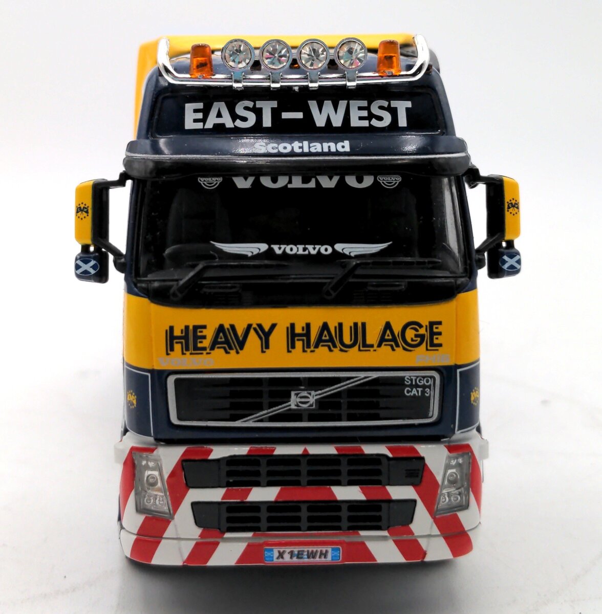 WSI 9358 1:50 Scale East West Volvo FH Globe XL 8x4 w/ Euro Low-Loader LN/Box