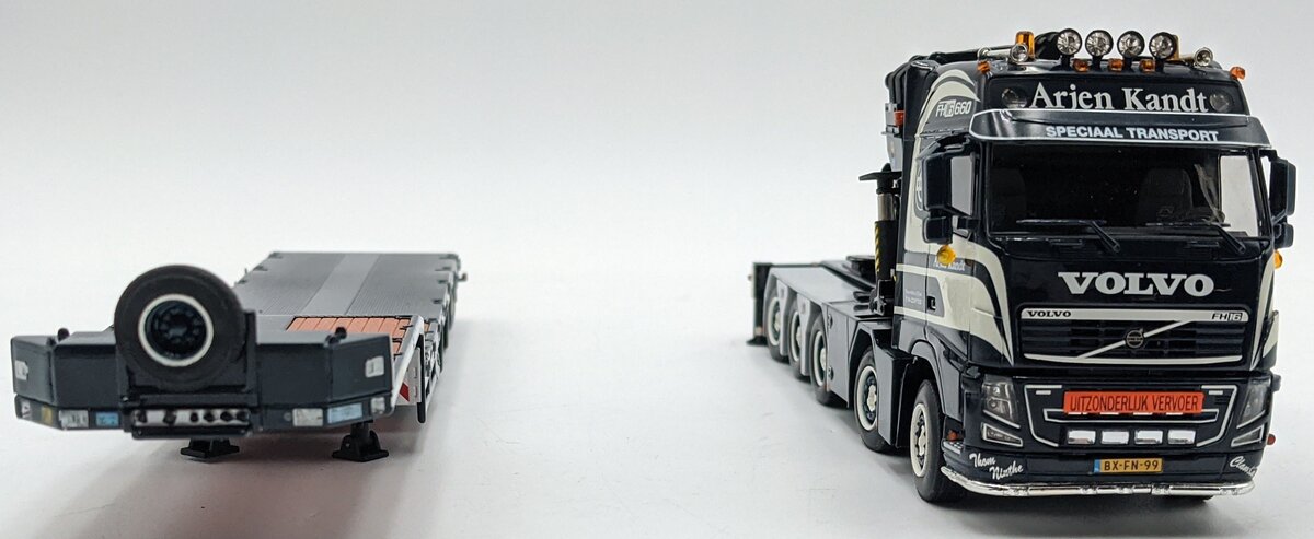 WSI 01-1793 1:50 Volvo FH3 Globetrotter W/Lowloader Arjen Kandt/Box