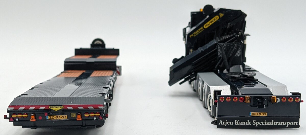 WSI 01-1793 1:50 Volvo FH3 Globetrotter W/Lowloader Arjen Kandt/Box