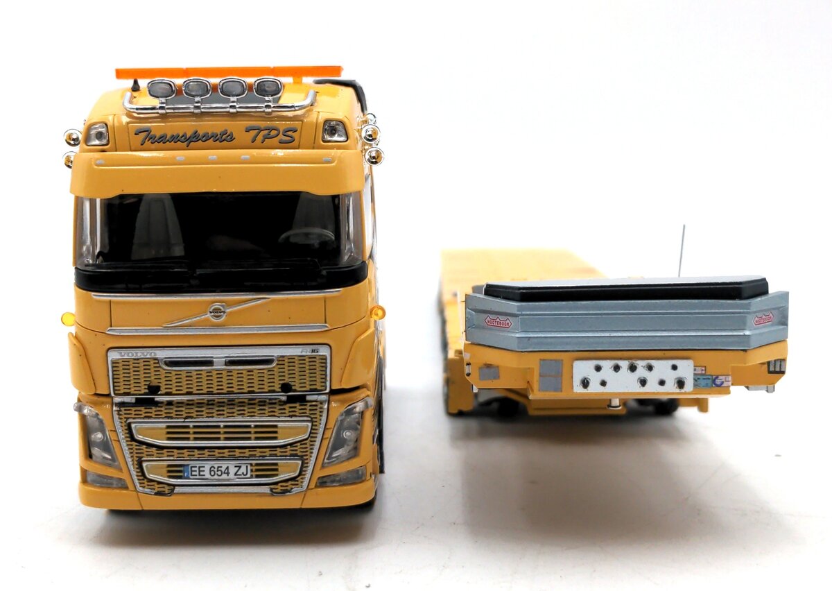 IMC 33-0085 1:50 Scale TPS Volvo FH04 Globe. 8x4 w/ Nootenboom MCO-PX 2+6 Axel NIB