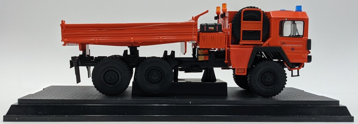 Schuco 5600 1:32 MAN KAT1 6x6 Tipper Orange NIB