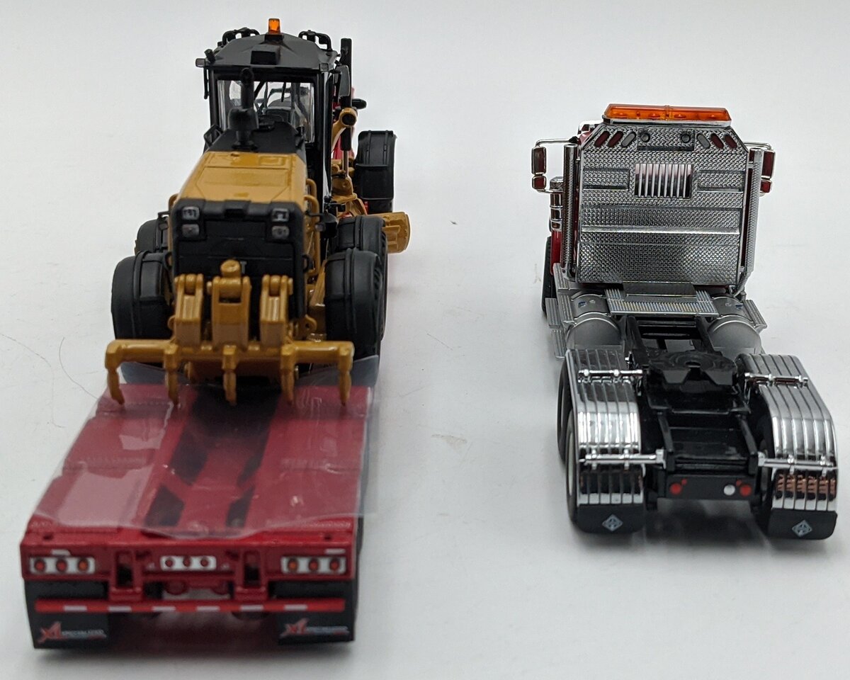 DieCast Masters 85598 1:50 International HX520 Tandem Tractor with CAT 12M3 NIB