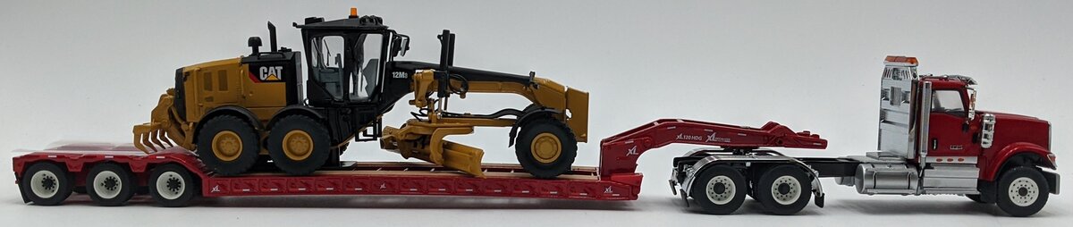 DieCast Masters 85598 1:50 International HX520 Tandem Tractor with CAT 12M3 NIB