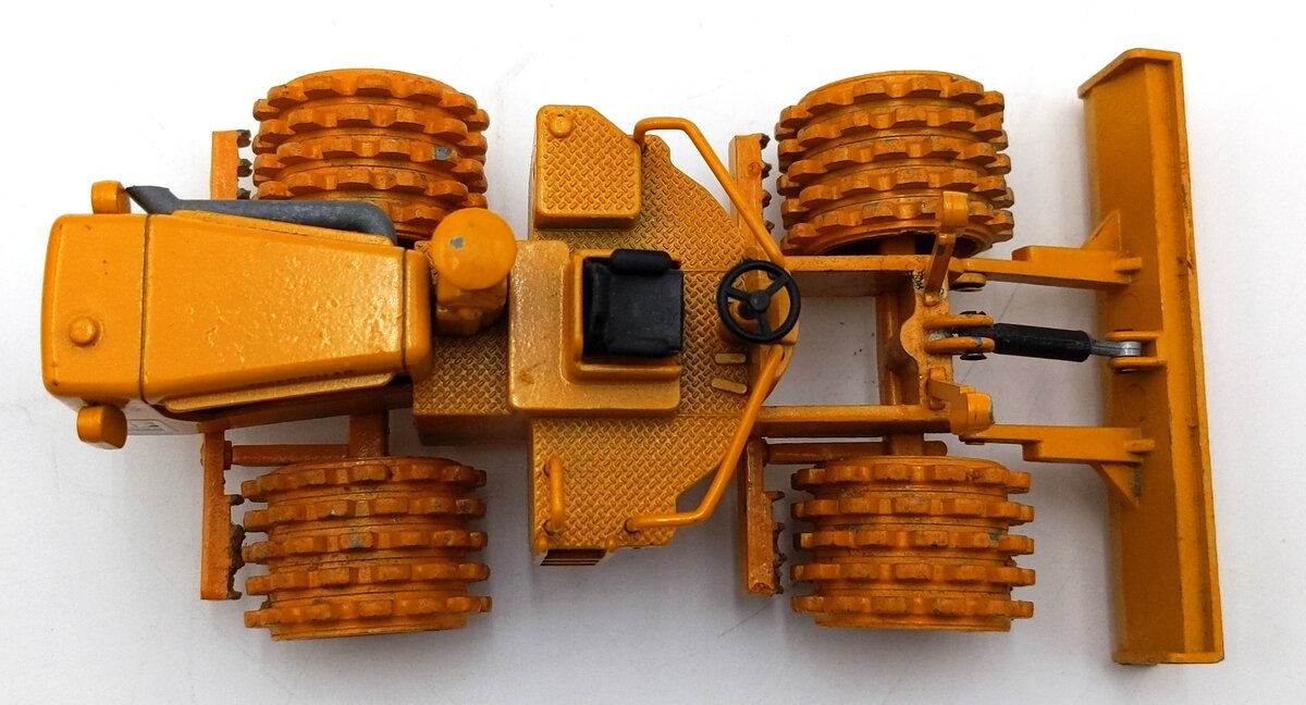 NZG 135 1:50 Scale Diecast Caterpillar 825 Compactor - Yellow VG/Box