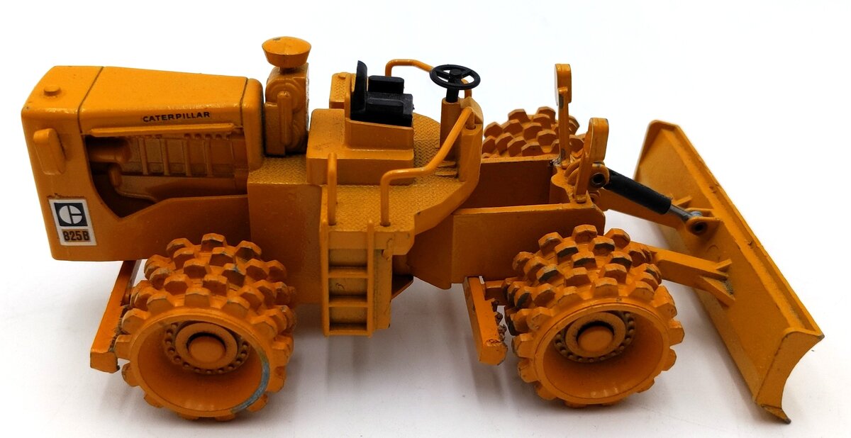 NZG 135 1:50 Scale Diecast Caterpillar 825 Compactor - Yellow VG/Box