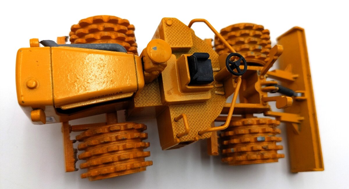 NZG 135 1:50 Scale Diecast Caterpillar 825 Compactor - Yellow VG/Box