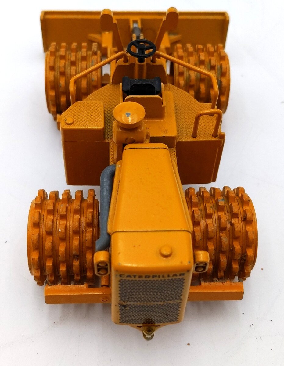 NZG 135 1:50 Scale Diecast Caterpillar 825 Compactor - Yellow VG/Box