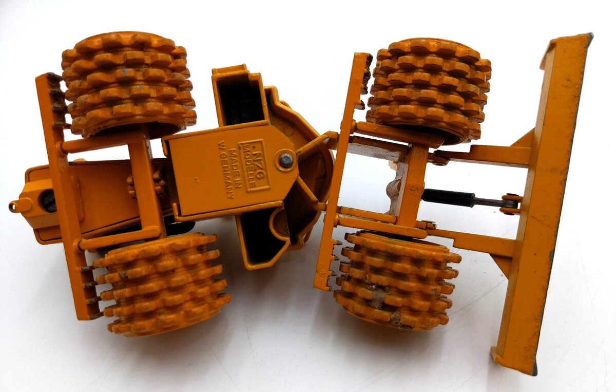 NZG 135 1:50 Scale Diecast Caterpillar 825 Compactor - Yellow VG/Box