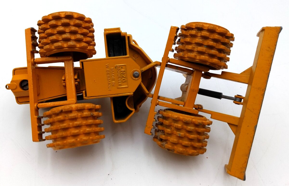 NZG 135 1:50 Scale Diecast Caterpillar 825 Compactor - Yellow VG/Box