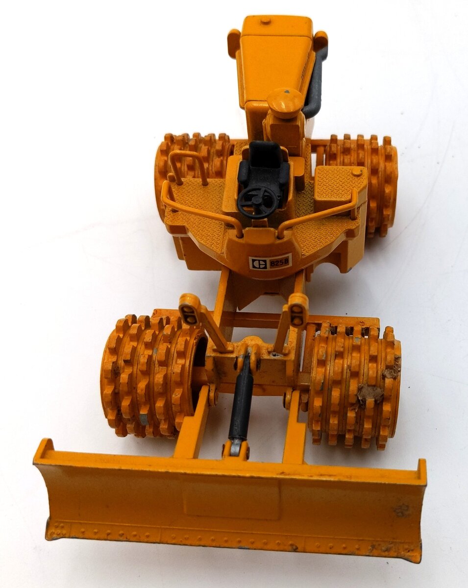 NZG 135 1:50 Scale Diecast Caterpillar 825 Compactor - Yellow VG/Box