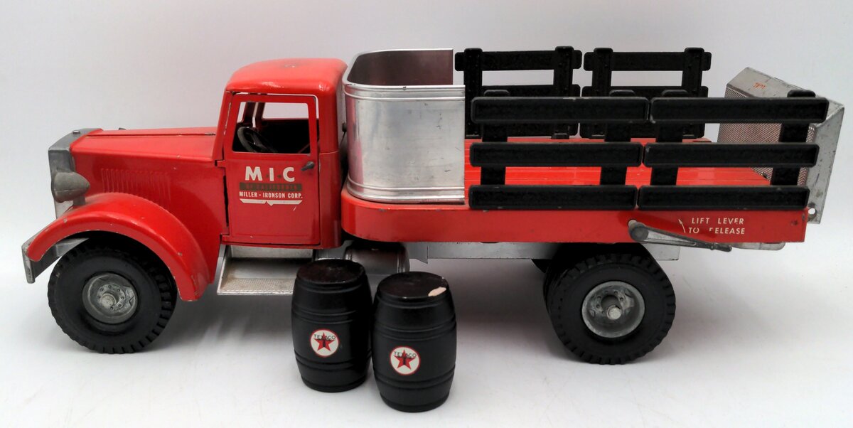 MIC 1:16 Scale Texaco Lift Gate Truck VG