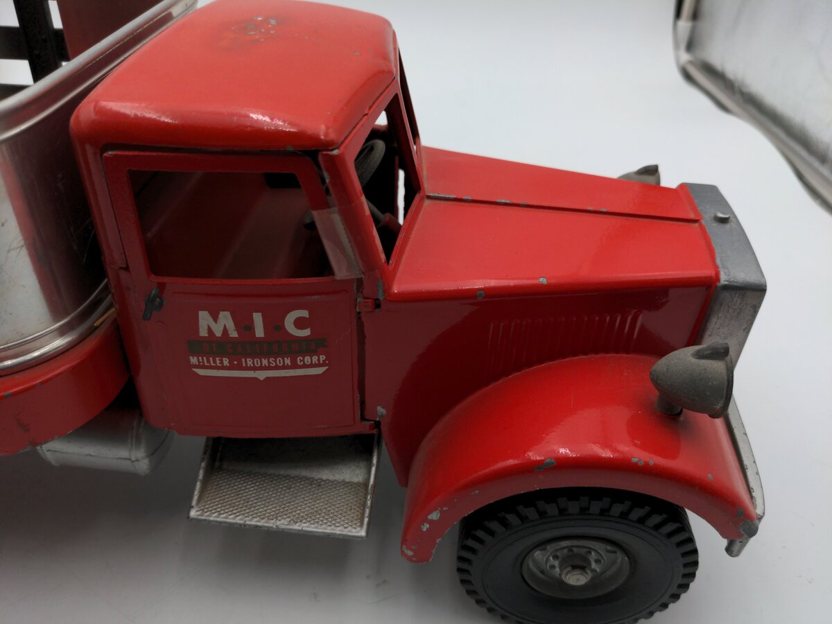 MIC 1:16 Scale Texaco Lift Gate Truck VG
