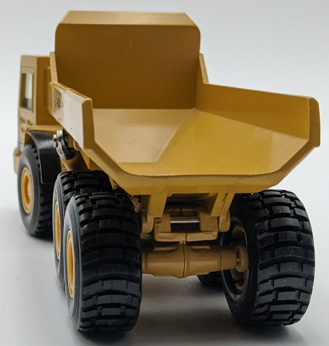 Ertl 2431 1:50 Scale Diecast Caterpillar D350D Articulated Dump Truck NIB