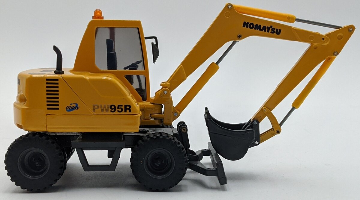 Universal Hobbies 62600 1:35 Scale Diecast Komatsu PW95R Wheeled Excavator NIB