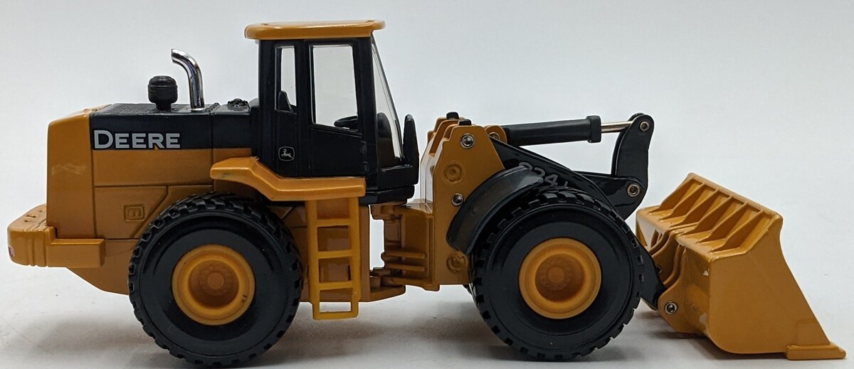 Ertl 15633 1:50 Scale Diecast John Deere 824J Wheel Loader NIB