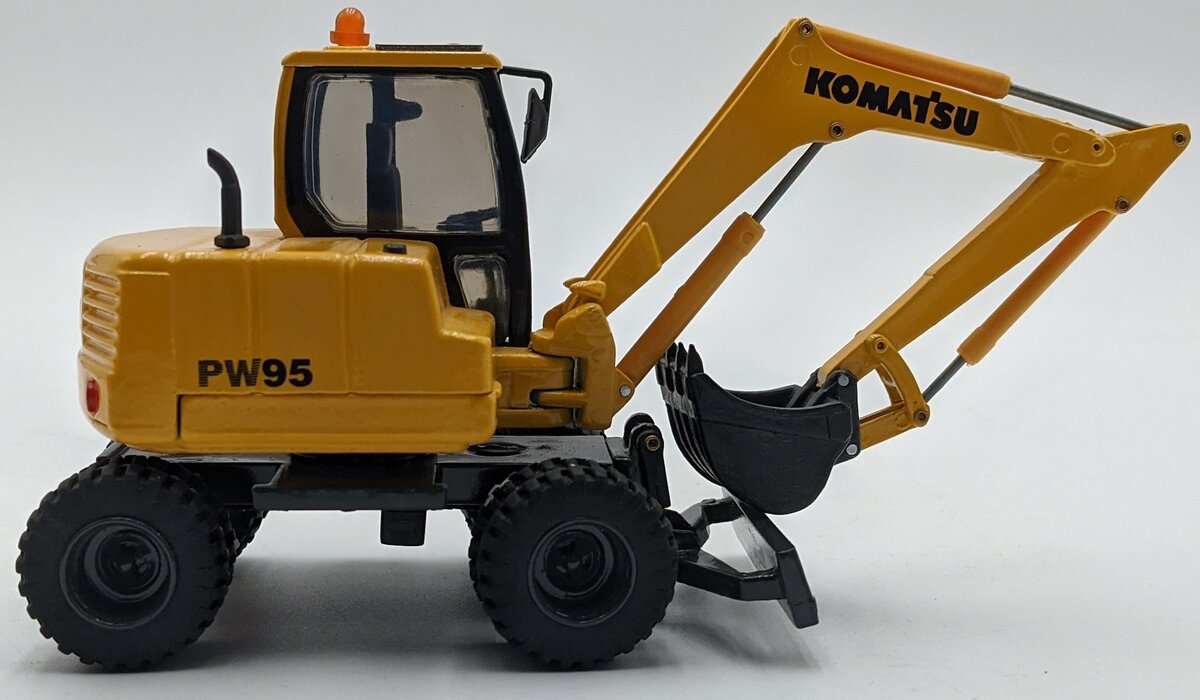Universal Hobbies 1:35 Scale Diecast Komatsu PW95 Wheeled Excavator VG/Box