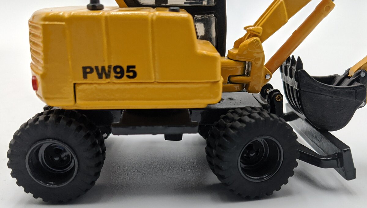 Universal Hobbies 1:35 Scale Diecast Komatsu PW95 Wheeled Excavator VG/Box