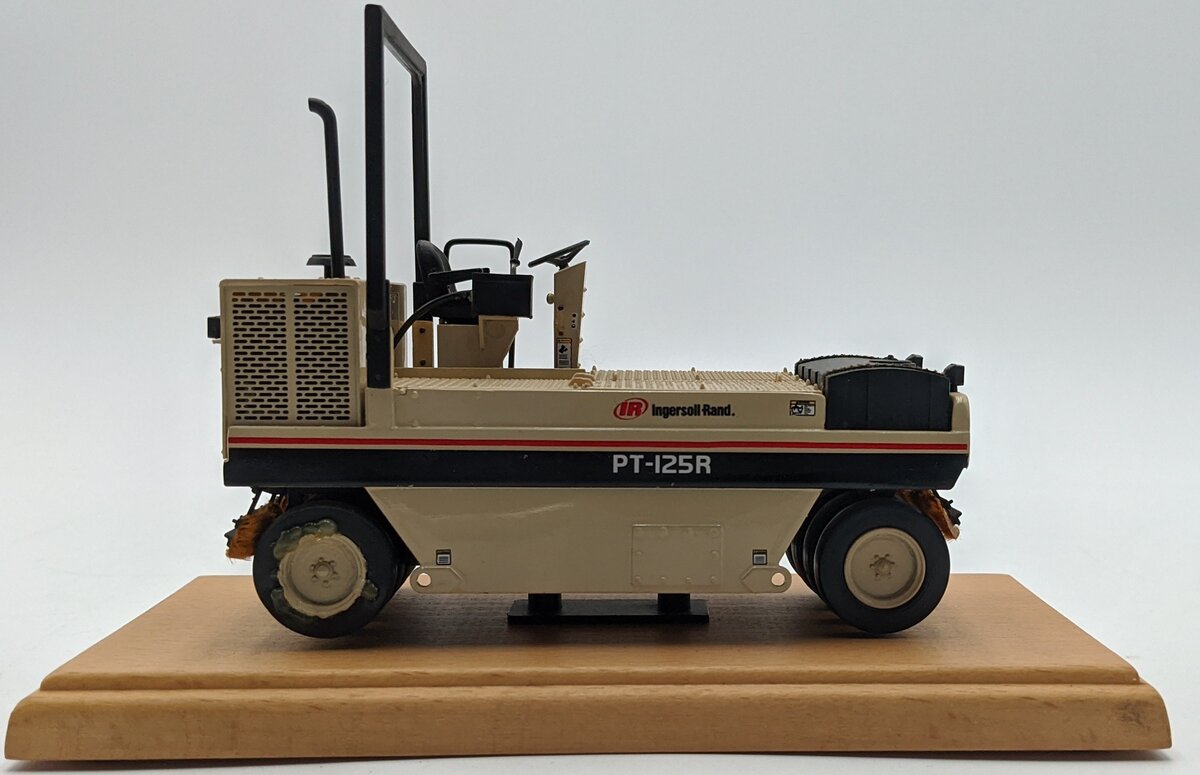 Ingersoll-Rand 13153960 1:30 Diecast Ingersoll-Rand PT-125R Asphalt Compactor NIB