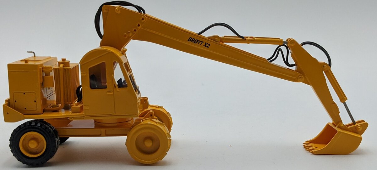 EMD EMDN129 1:50  Broyt Wheeled Excavator NEW