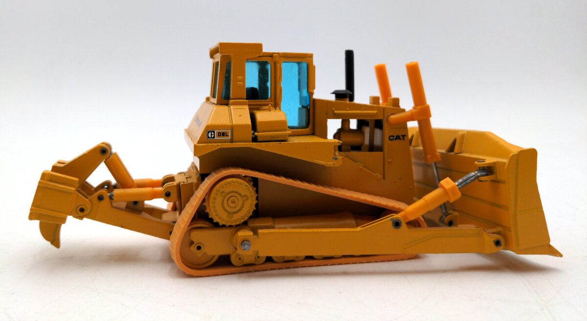 NZG 233 1:50 Scale CAT D9N Track-Type Tractor VG/Box