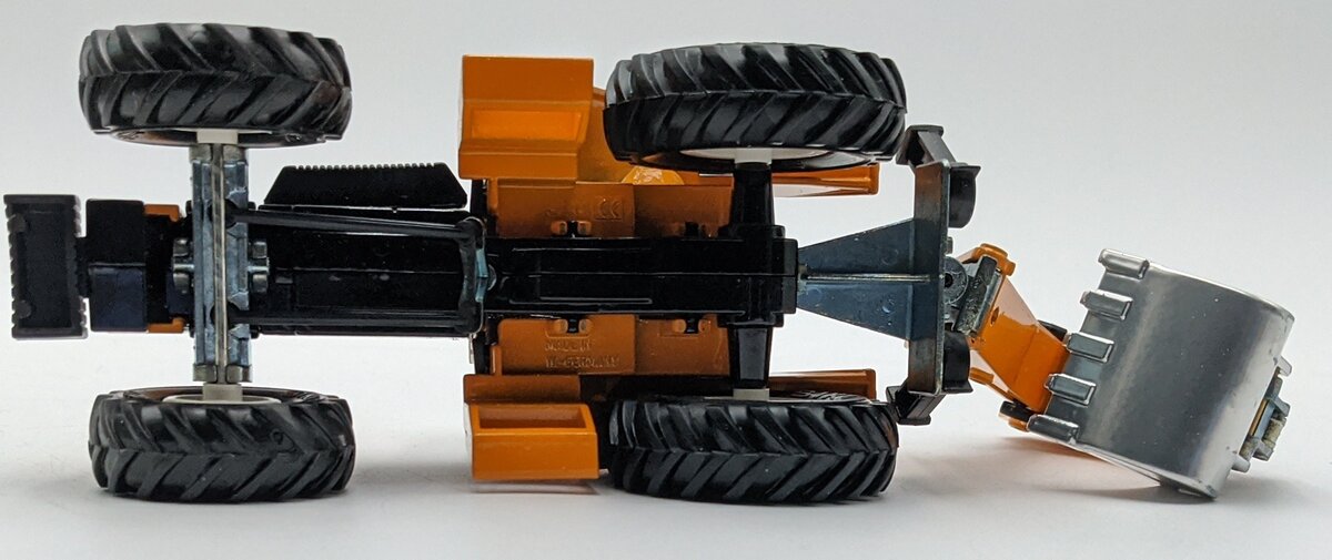 Siku 3755 1:32 Scale Diecast Renault Tractor W/Rear Digger NIB