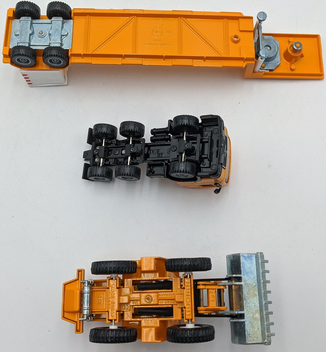 Siku 3912 1:50 Scale Diecast MAN Truck W/Low Loader And Bulldozer NIB