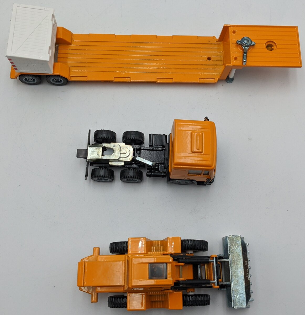 Siku 3912 1:50 Scale Diecast MAN Truck W/Low Loader And Bulldozer NIB