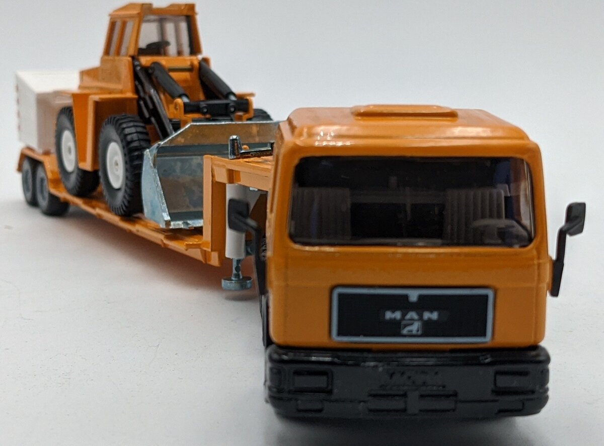 Siku 3912 1:50 Scale Diecast MAN Truck W/Low Loader And Bulldozer NIB