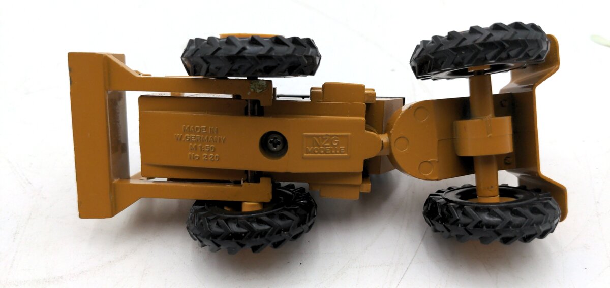 NZG 22 1:50 Scale Cat 528 Log Skidder LN/Box