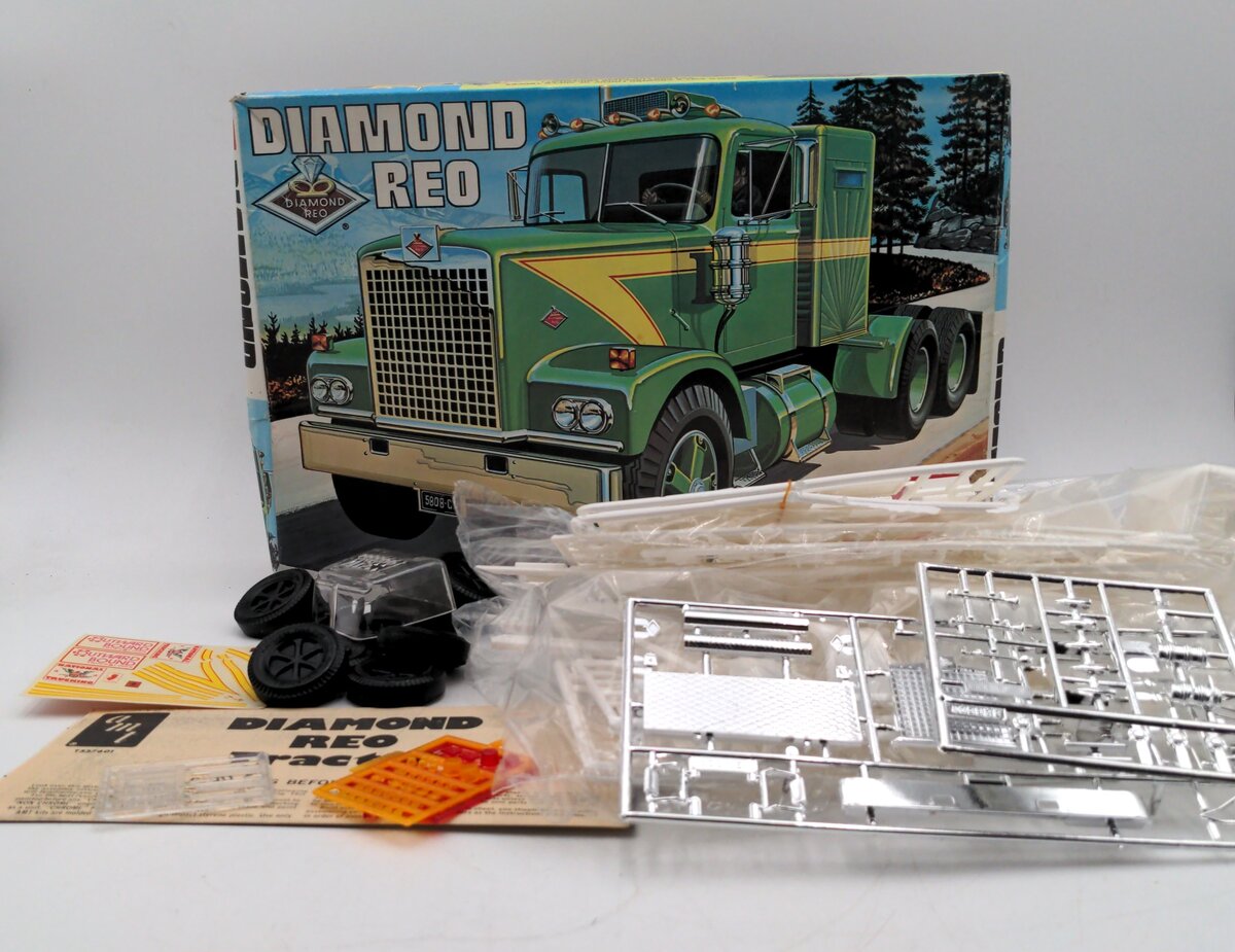 AMT T537 1:25 Scale Diamond Red Tractor Model Kit EX/Box